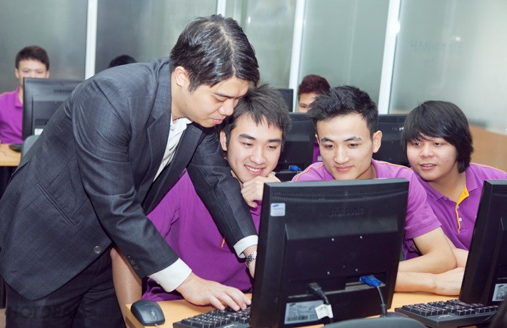 Giảng viên và sinh viên Aptech trong giờ thực hành trên lớp