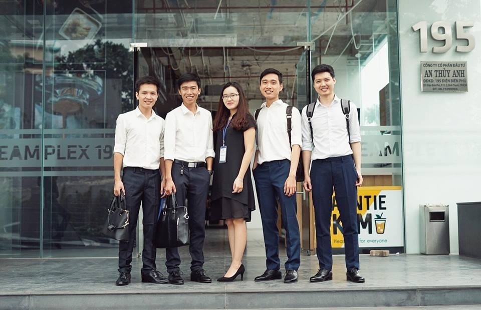 CEO Nami Corp Giáp Văn Đại (đứng thứ 2 từ trái sang) tham vọng góp phần phát triển cộng đồng blockchain Việt Nam vào top những quốc gia dẫn đầu trong lĩnh vực công nghệ chuỗi khối.