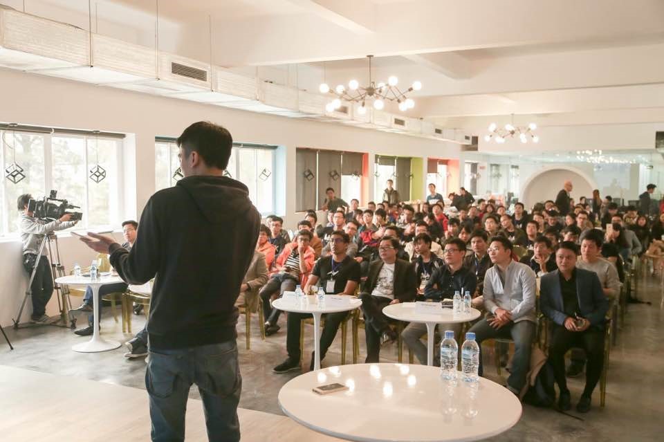 CEO 9X trong một buổi chia sẻ về Trợ lý ảo Nami.