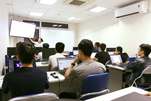 Sinh viên Aptech tăng cường thực hành trong giờ học trên lớp