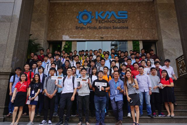 Sinh viên Aptech trong một buổi tham quan thực tế doanh nghiệp